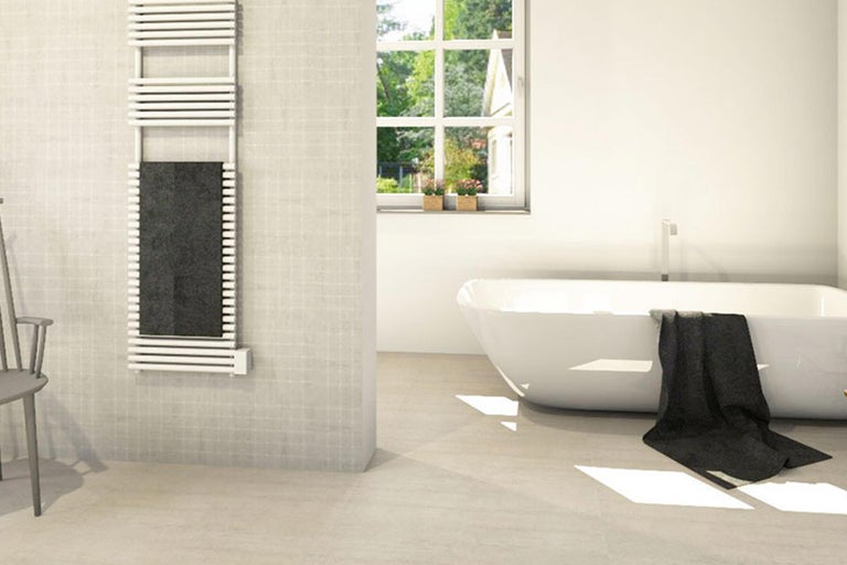 Badezimmer mit Badewanne, Fenster und Handtuchwärmer