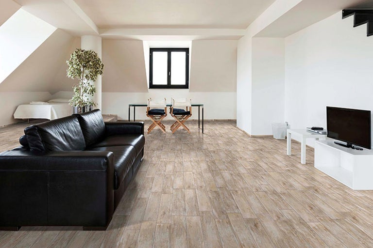 Heller Wohnraum mit Holzoptik-Fliesenboden, Sofa und Fernseher