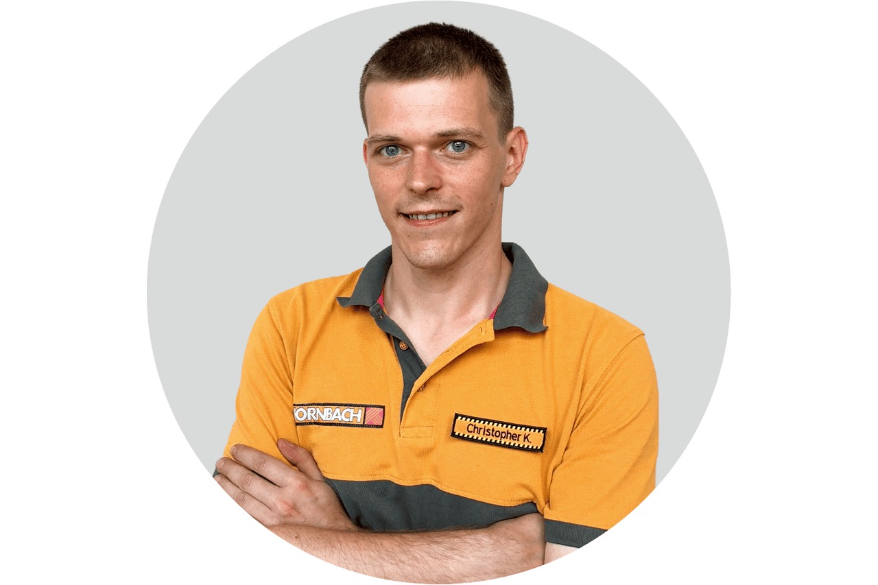 Hornbach Mitarbeiter Christopher K. im Porträt mit verschränkten Armen.