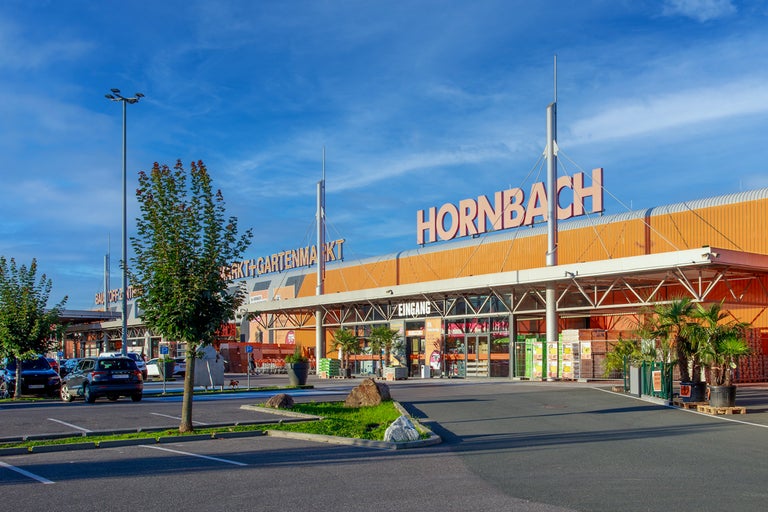 Außenansicht eines Hornbach Baumarkt Gartencenters mit Parkplatz