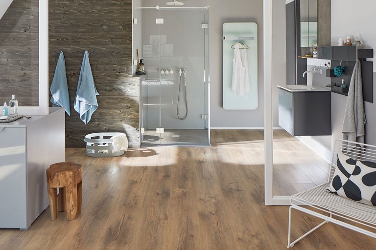 Badezimmer mit Dusche, Waschbecken, Spiegel und Holzboden