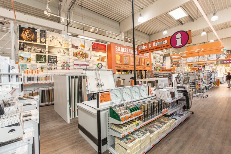 Innenansicht eines Hornbach Marktes mit Bilderrahmen, Bilder und Zubehör