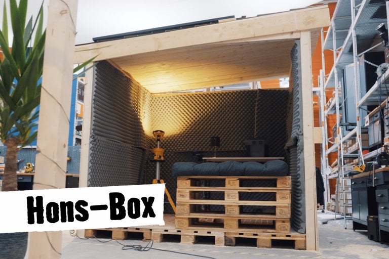 Hornsbox Schallschutzkabine mit Akustikschaumstoffplatten und Palettenmöbeln