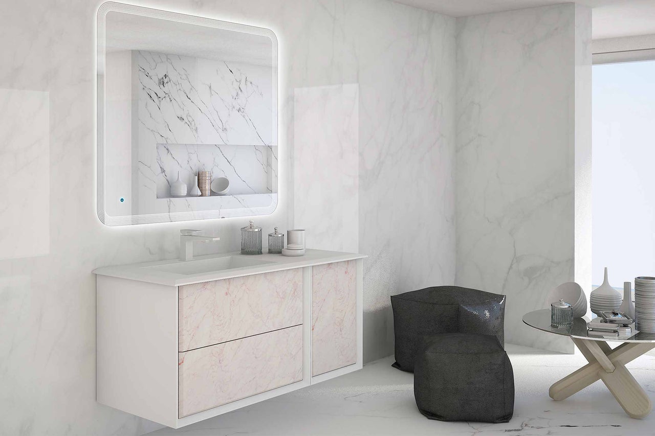 Badezimmer mit Waschtisch, Spiegel mit Beleuchtung, Hocker und Tisch