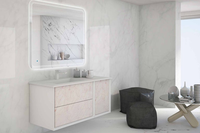 Badezimmer mit Waschtisch, Spiegel mit Beleuchtung, Hocker und Tisch
