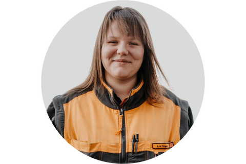 Porträt einer Frau in Arbeitsjacke