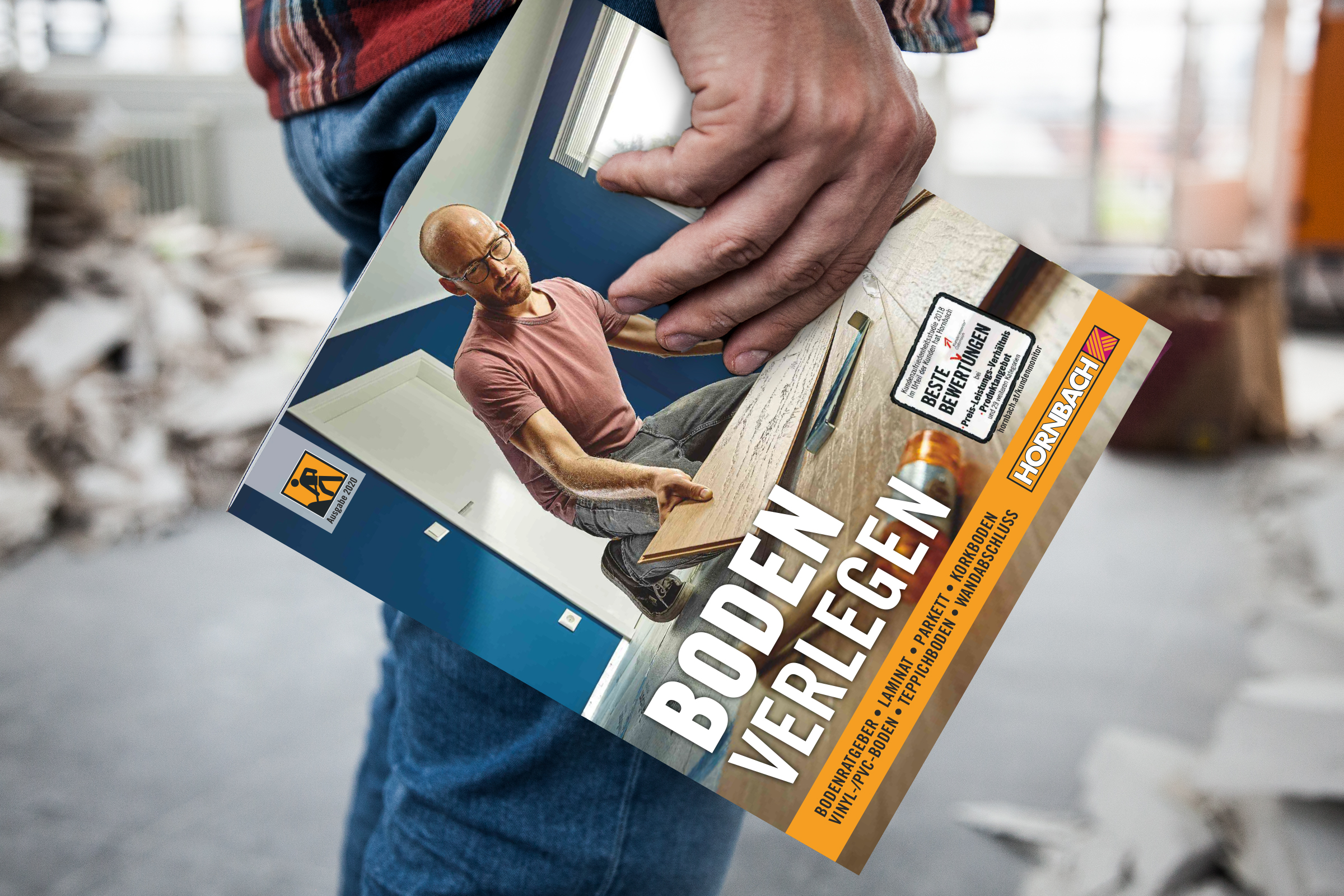 Ein Mann hält einen Ratgeber zum Thema Bodenverlegung von Hornbach in der Hand.