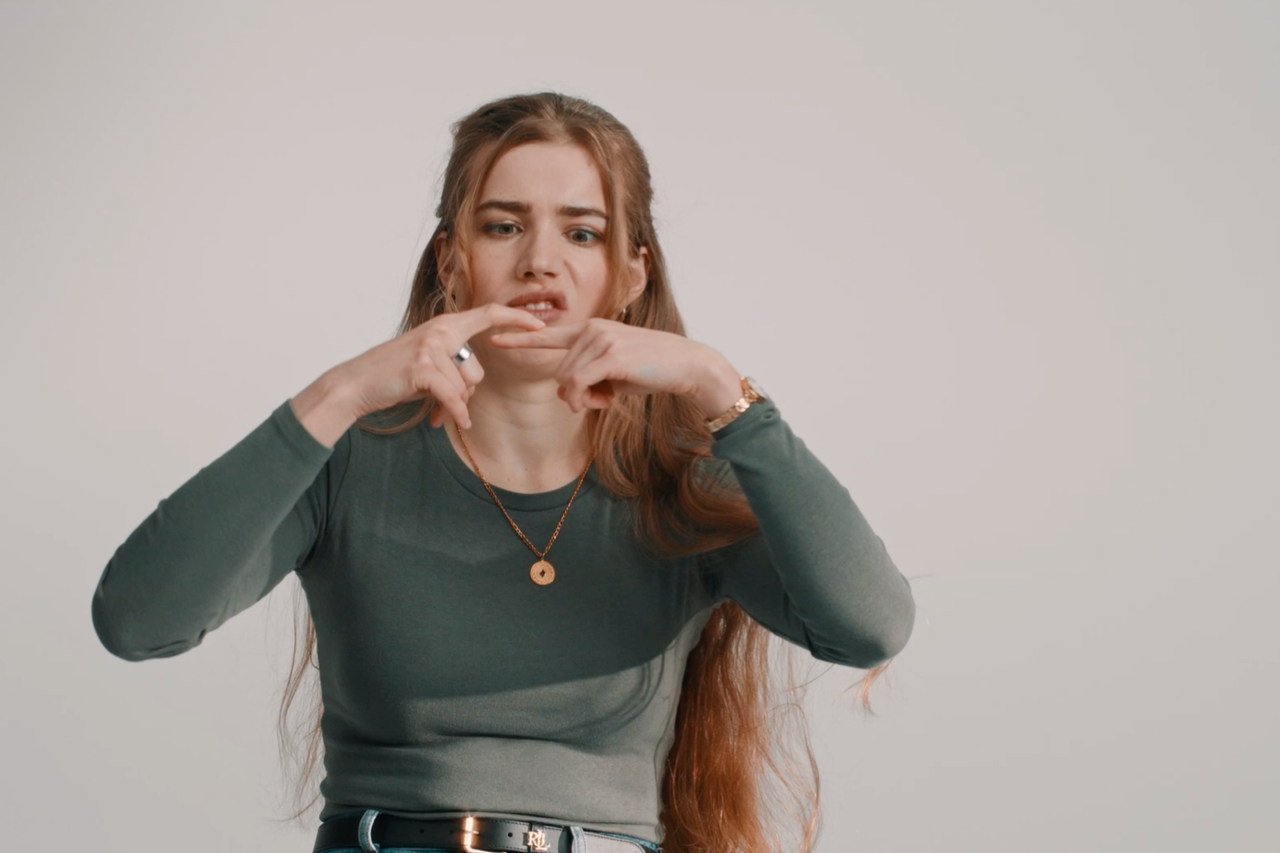 Frau mit angewidertem Gesichtsausdruck