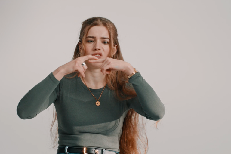 Frau mit angewidertem Gesichtsausdruck