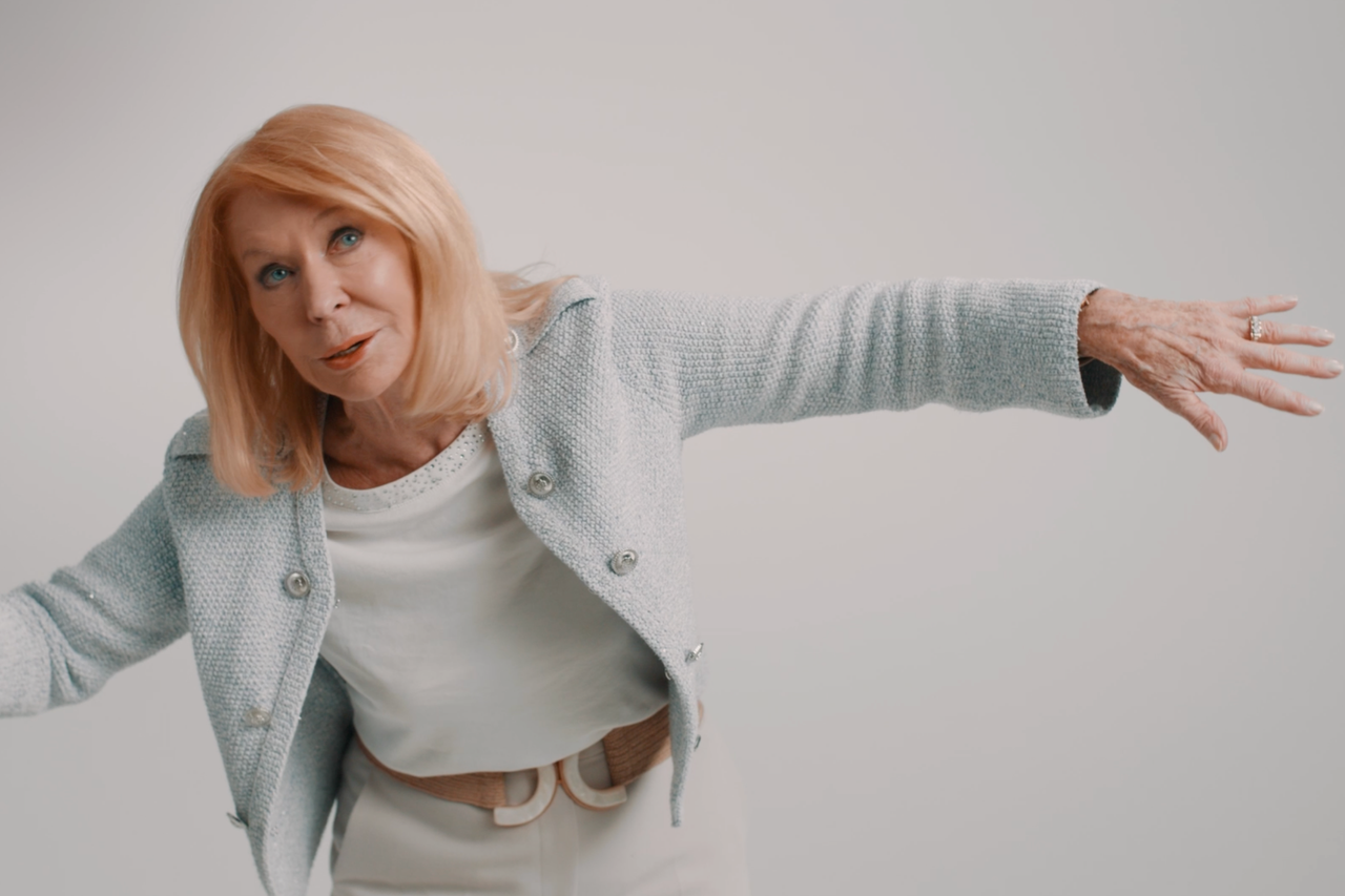 Frau mit Blazer, Hose und Gürtel