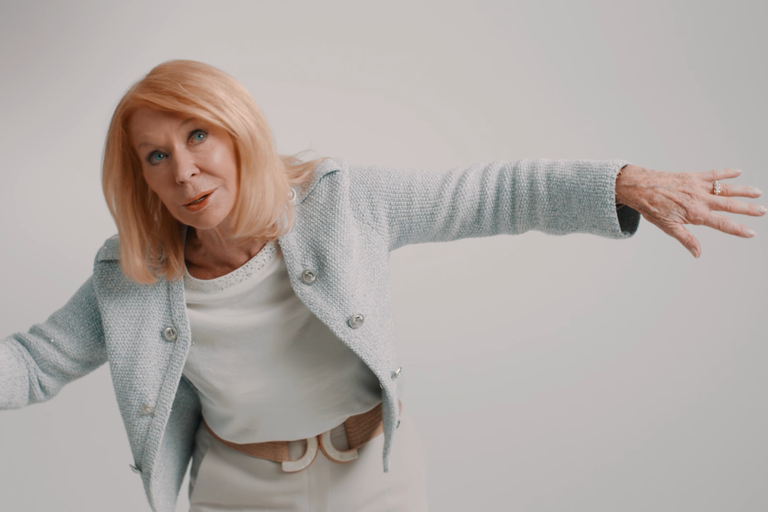 Frau mit Blazer, Hose und Gürtel