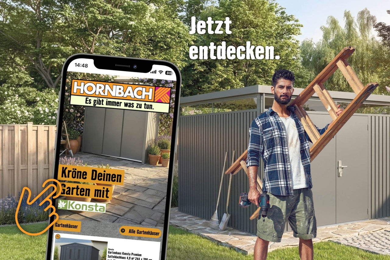 Mann mit Akkuschrauber und Leiter vor einem Konsta Metall-Gartenhaus im Garten, Smartphone zeigt Hornbach App mit Hornbach Logo.