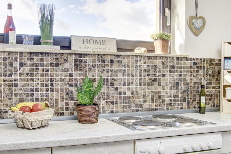 Küchenszene mit Mosaikfliesenwand und Dekorationen