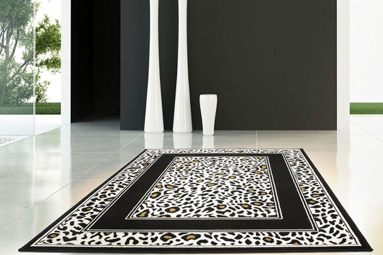 Rechteckiger Teppich mit Tiermuster im modernen Wohnraum