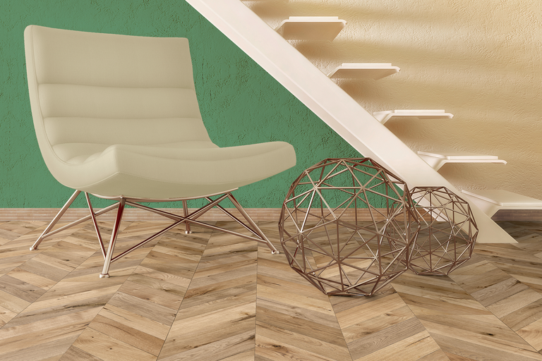 Szene mit Sessel, Treppe und dekorativen Metallkugeln