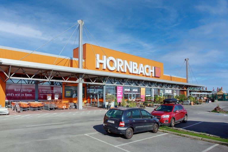 Hornbach Baumarkt Gebäudeansicht mit Parkplatz und Einkaufswagen