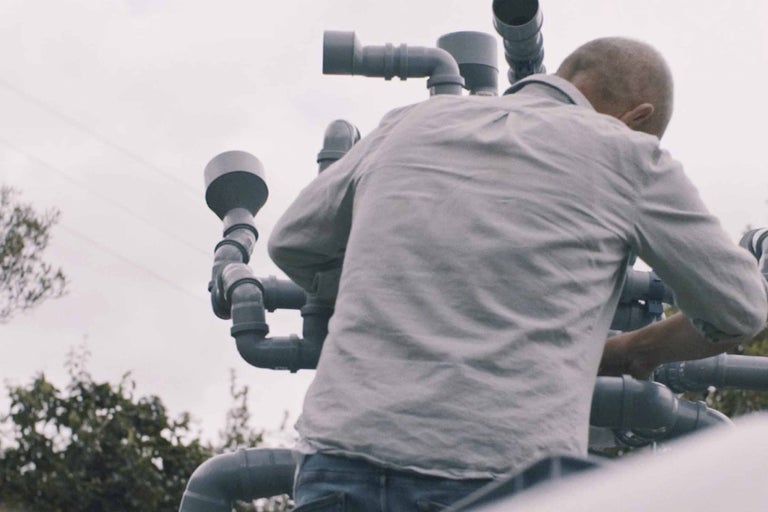 Installation von Kunststoffrohren im Außenbereich durch eine Person