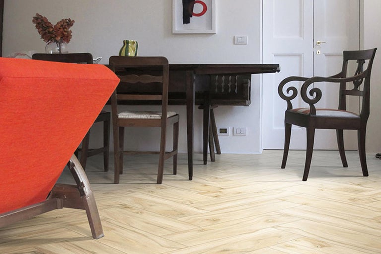 Heller Wohnraum mit Holzboden, Tisch und Stühlen