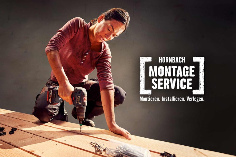 Frau arbeitet mit Akkuschrauber an Holzterrasse, Hornbach Montageservice