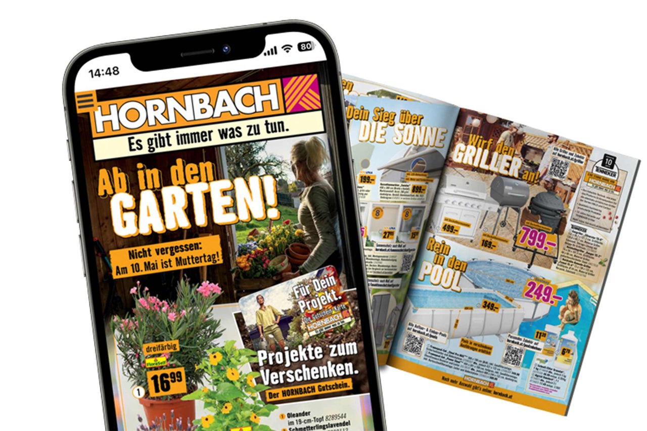 Smartphone mit der Hornbach App und ein aufgeschlagener Hornbach Prospekt mit Angeboten für Garten, Grill und Pool.