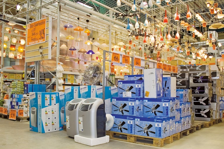 Produktpräsentation im Baumarkt mit Leuchten, Ventilatoren und Klimageräten