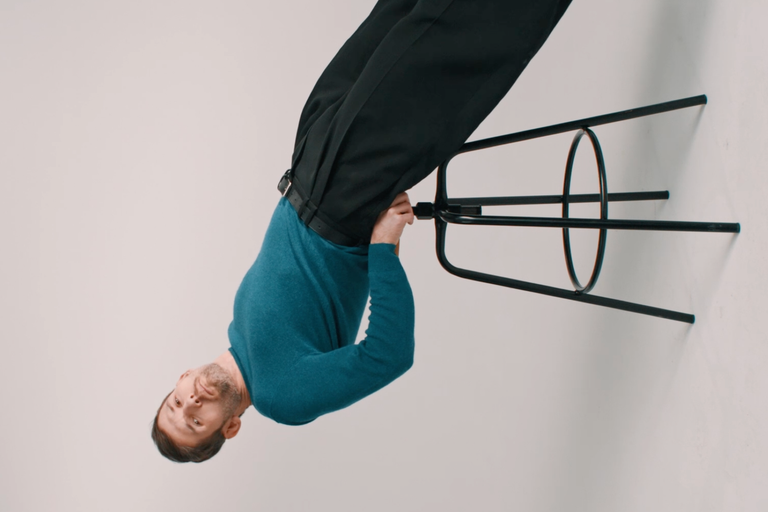 Mann montiert einen schwarzen Barhocker.