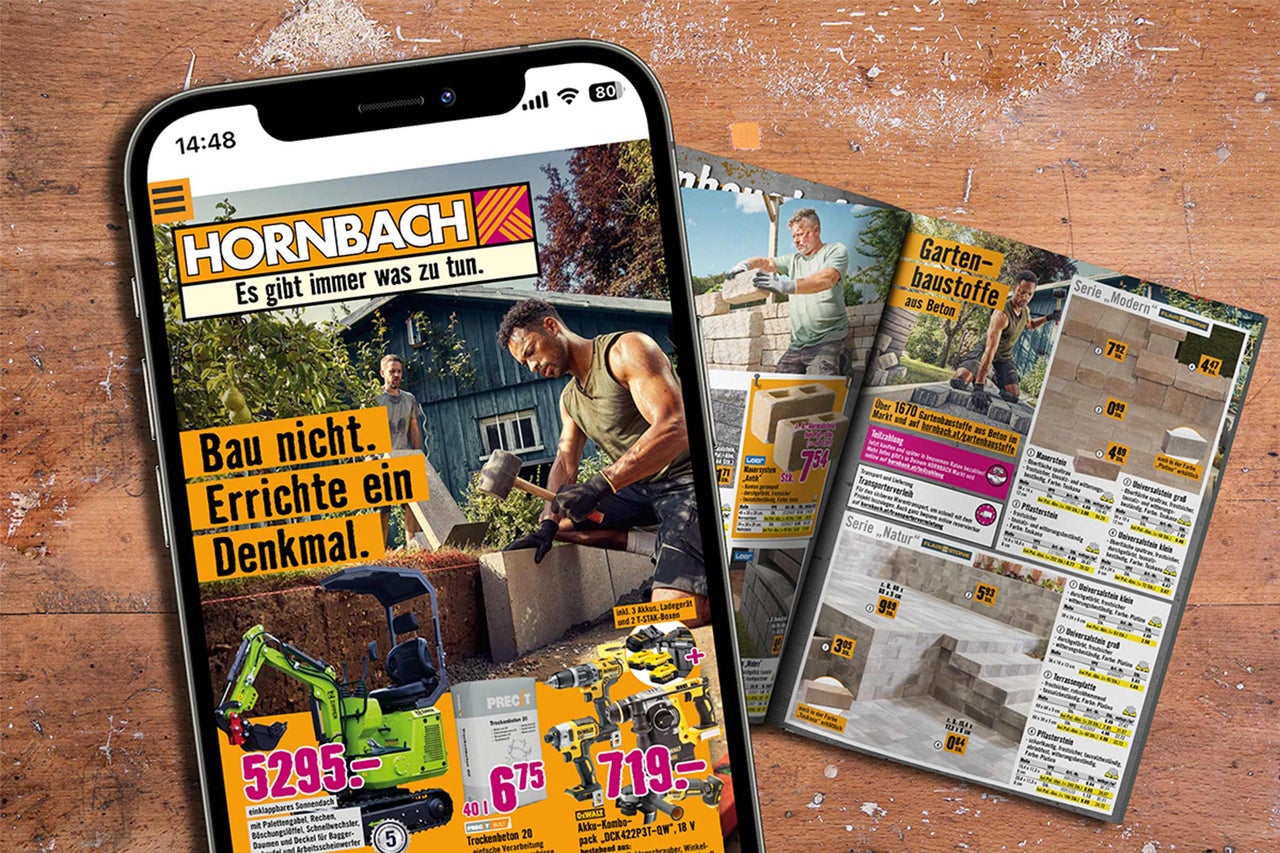 Auf einem Smartphone wird die Hornbach-App mit einer Kampagne für Gartenbaustoffe, Beton und Werkzeuge angezeigt, daneben liegt ein Katalog.