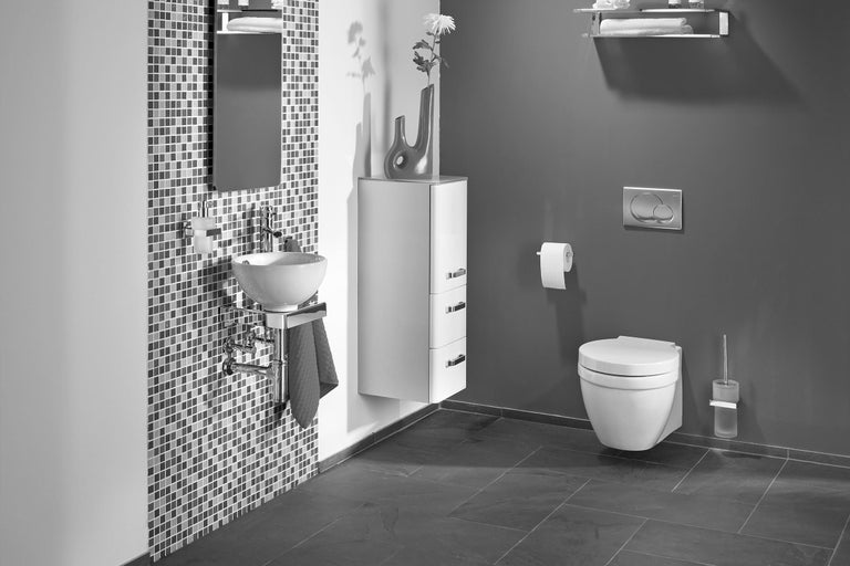 Badezimmer mit Waschtisch, Spiegelschrank, Wandtoilette und Badmöbeln