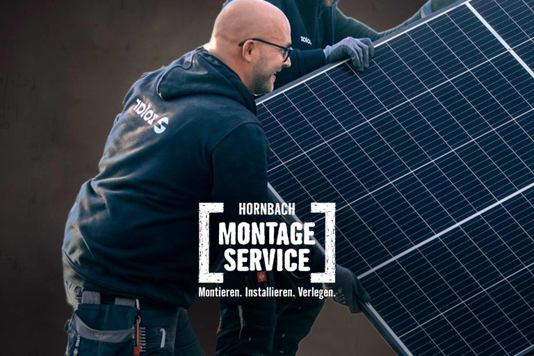 Zwei Handwerker montieren Solarmodule mit dem Montageservice von Hornbach.