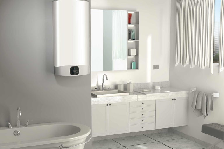 Modernes Badezimmer mit Warmwasserspeicher, Waschtisch und Badewanne