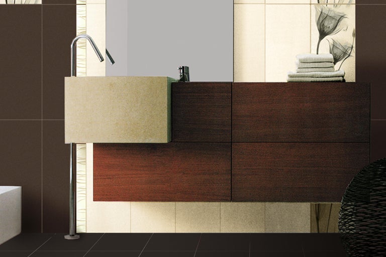 Badezimmer mit Waschtisch, Spiegel und Handtüchern