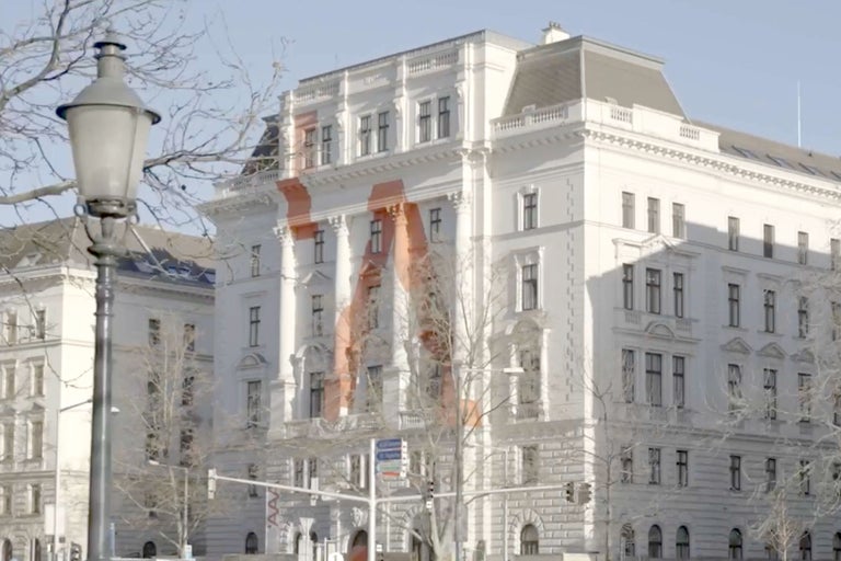 Gebäude mit Markierung und Straßenlaterne