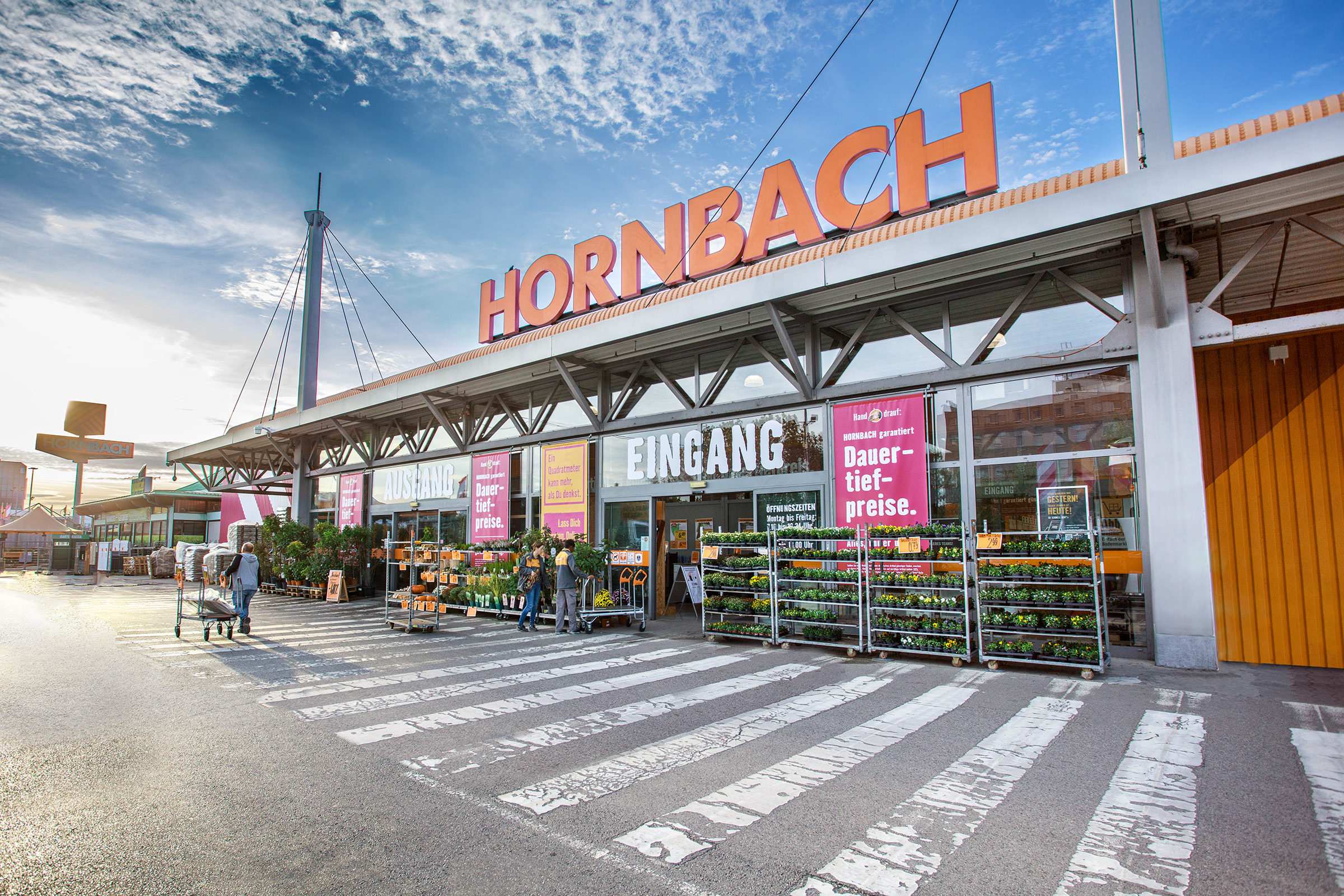 Außenansicht eines Hornbach Baumarktes mit Eingangsbereich