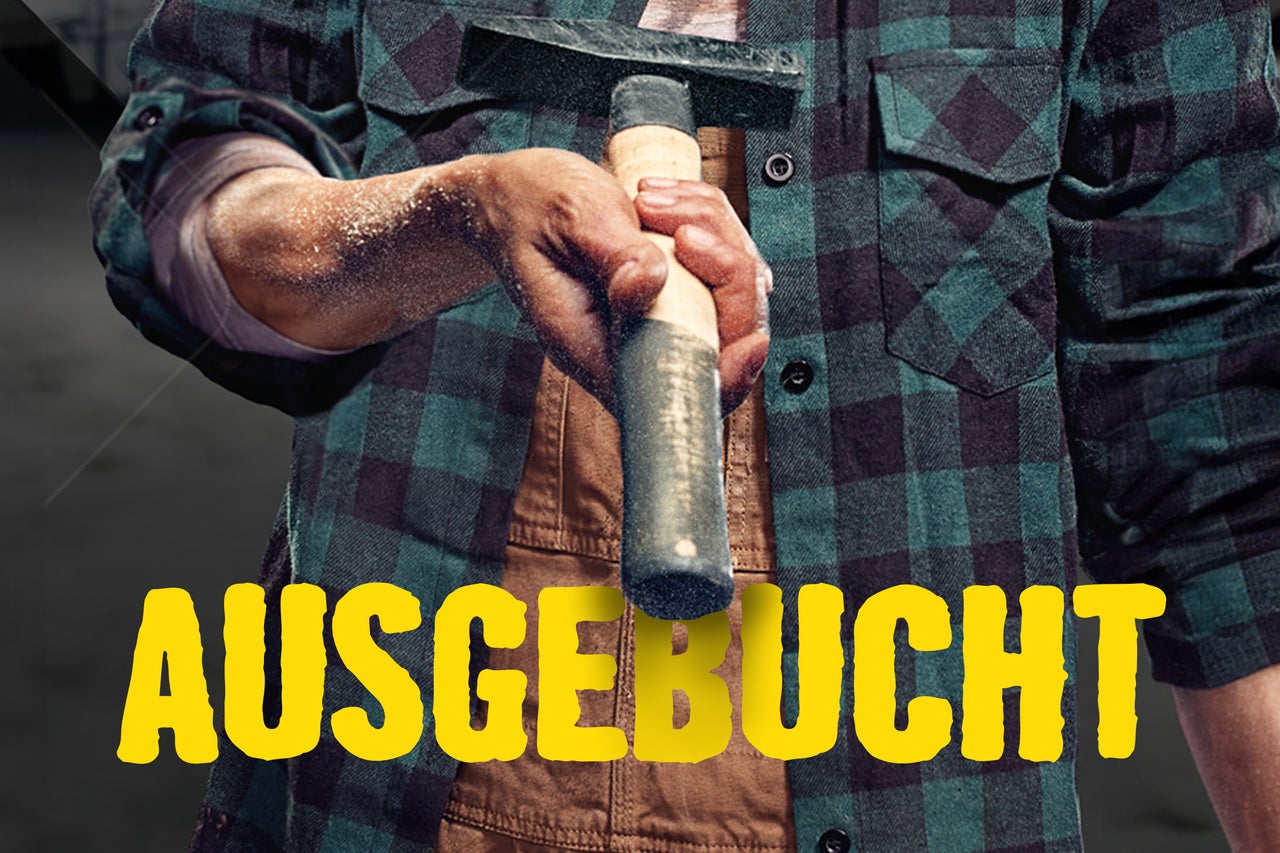 Handwerker hält einen Hammer