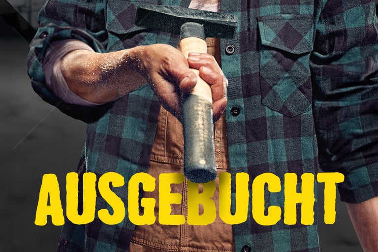 Handwerker hält einen Hammer