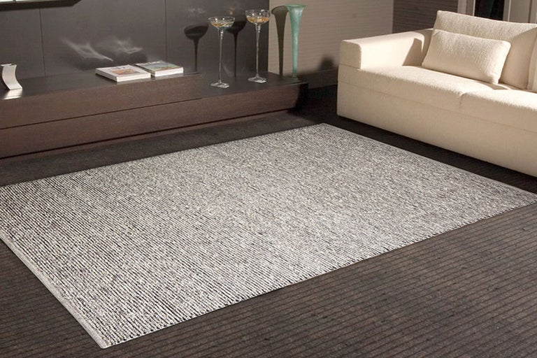 Wohnzimmer mit Teppich, Sofa und Sideboard