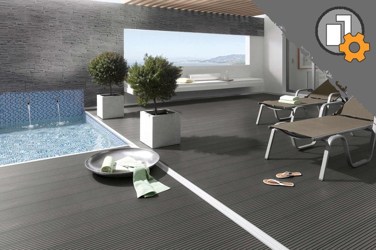 Terrasse mit Pool, Liegestühlen und Bepflanzung