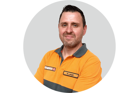 Hornbach-Mitarbeiter M. Langer lächelt in Arbeitskleidung.