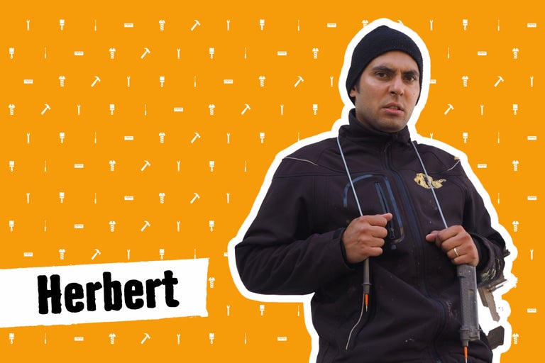 Ein Mann mit Werkzeug steht vor einem orangefarbenen Hintergrund mit Werkzeugsymbolen.