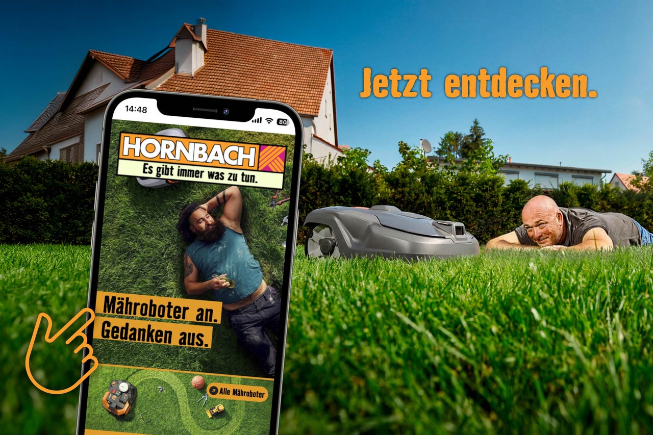 Smartphone mit der Hornbach App und ein Mähroboter auf einem Rasen mit einem entspannten Mann im Garten.