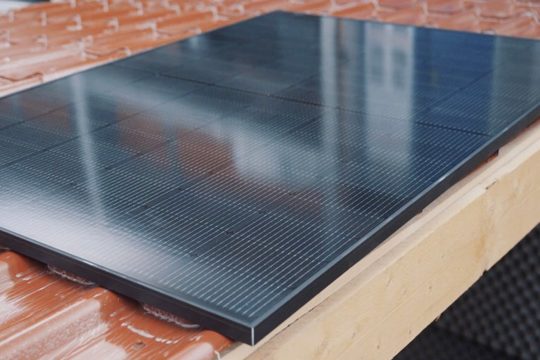 Solarpanel auf einem Dach montiert