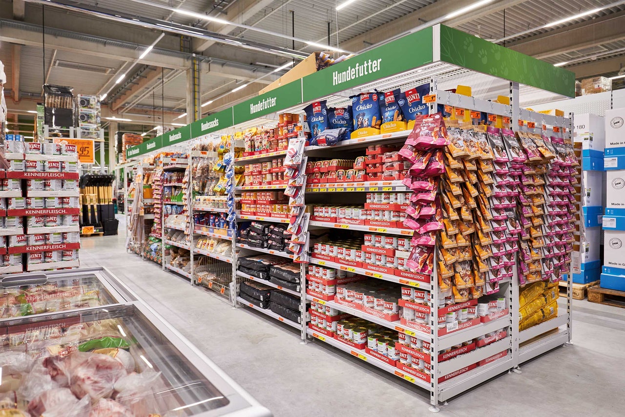Regale mit Hundefutter und Hundesnacks in einem Hornbach Markt