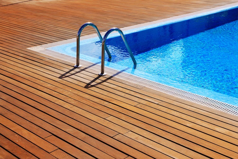 Schwimmbecken mit Edelstahlleiter und Holzdeck