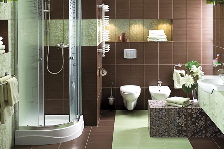 Badezimmer mit Dusche, Toilette, Bidet, Waschbecken und Handtuchwärmer