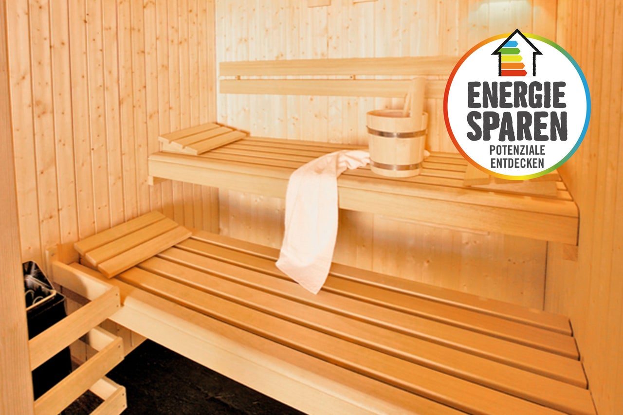 Helle Holzsauna mit Bänken, Handtuch und Holzeimer, Energiesparpotenzial entdecken