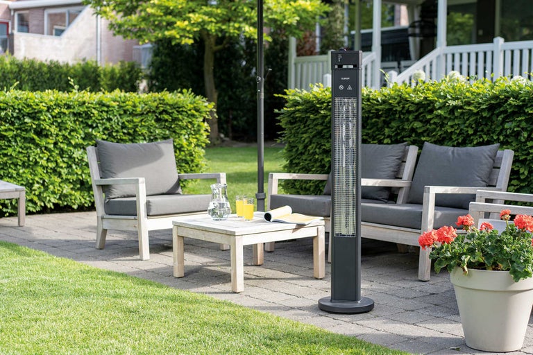 Terrasse mit Heizstrahler, Sitzmöbeln und Tisch für den Außenbereich.