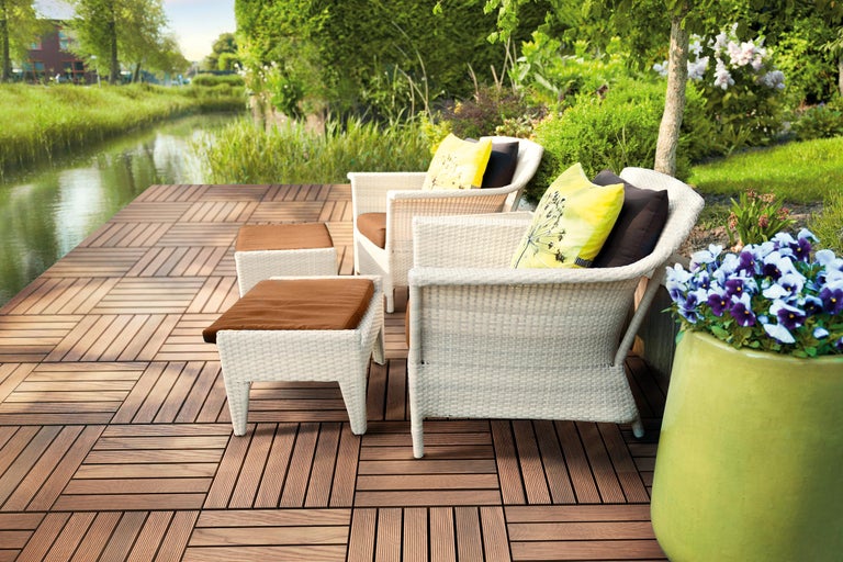 Terrasse mit Gartenmöbeln und Flussblick