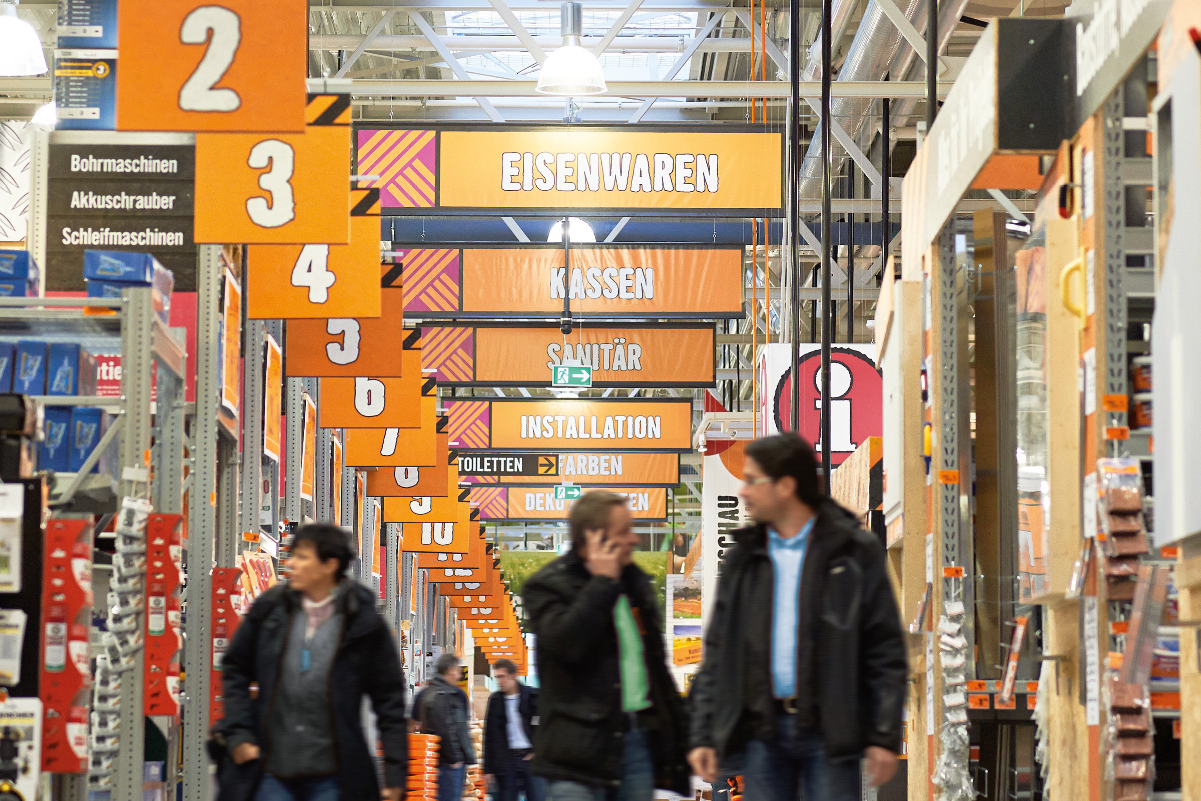 Gangansicht im Hornbach Baumarkt mit Beschilderung verschiedener Warenbereiche