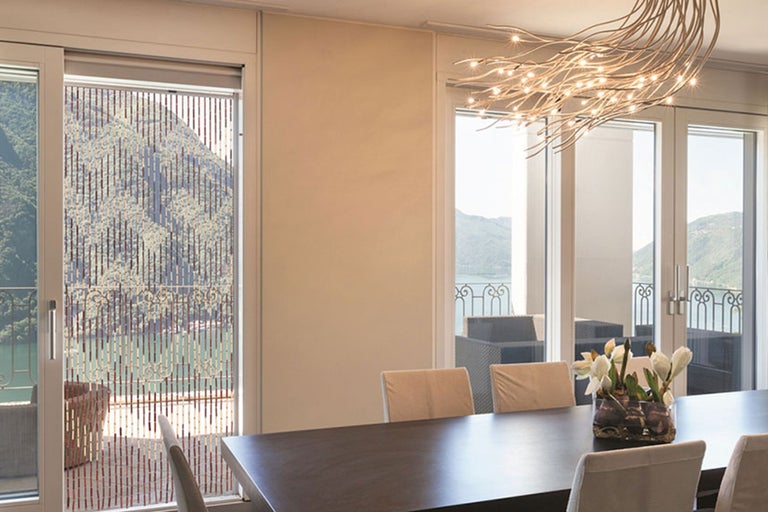 Wohnraum mit Holzlamellenvorhang vor einer Terrassentür