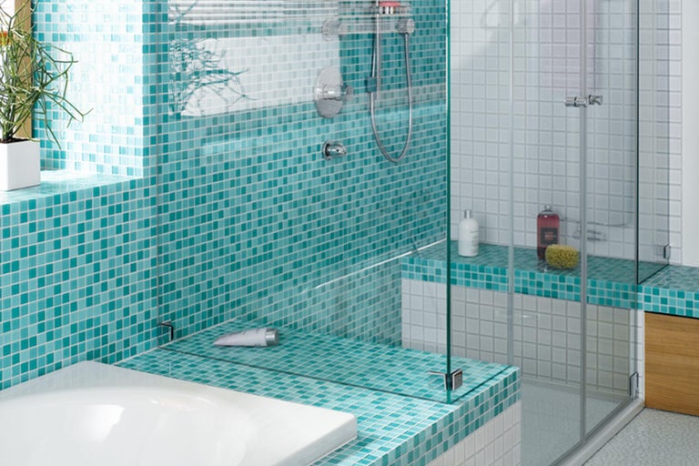 Badezimmer mit Fliesenmosaik, Dusche und Badewanne